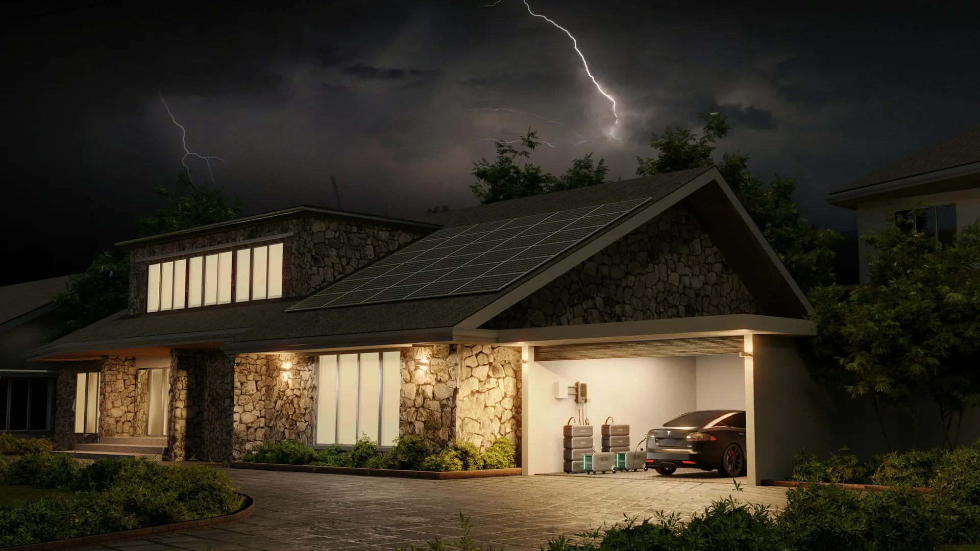 Woning met zonnepanelen op het dak in de avond, met verlichte ramen